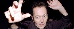 SMRT SI ŘÍKÁ ROCK'N'ROLL: Joe Strummer (48.)